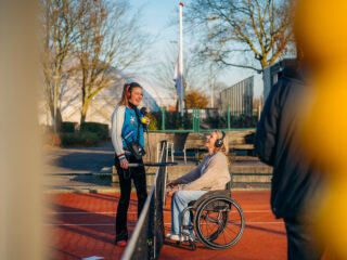 Annemieke gaat langs bij tennisspeelster Esther Vergeer: 'Ik ben bezig met mijn stemlijstje'