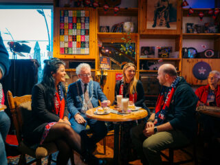 Annemieke wordt onthaald in Drontens Top 2000 Café: 'Stond een heel comité'