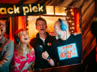 Ilse DeLange zingt mee in het Top 2000 Café