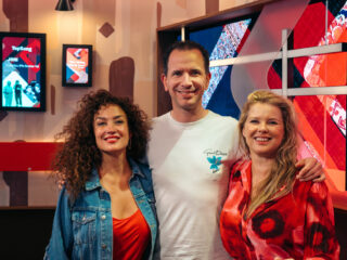 Babette & Katja (Linda & Jessica) vieren een Fout Feestje bij Aan De Slag!