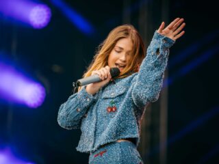 Roxy Dekker bouwt een feestje op Concert at SEA: ‘Dé show van het jaar’