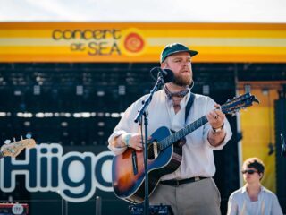 Hiigo speelt liveversie Tankstation op dak Concert at SEA