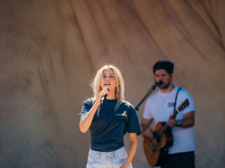 Hannah Mae ontroert met Waterdicht op Concert at SEA