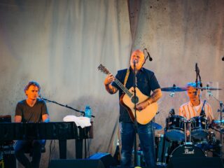 BLØF speelt intieme liveversie van Open Je Ogen op het strand bij Concert at SEA