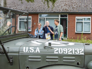 Tjipke wordt verrast met militaire parade: 'Dat mensen dit voor me over hebben'