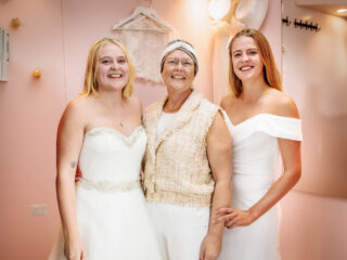 Annemaryn en Myrthe passen trouwjurken met hun moeder: ‘Geniet van alles wat nog wel kan’