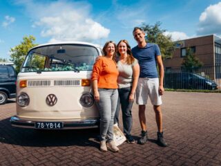 Lisa en Remco verrast met unieke trouwauto