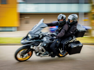 Adrenalinejunkie Anjaly (15) maakt droomrit op motor: ‘Het kan niet gek genoeg’