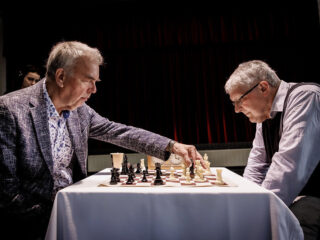 Roger verrast met potje schaak tegen internationaal schaakmeester Hans Böhm
