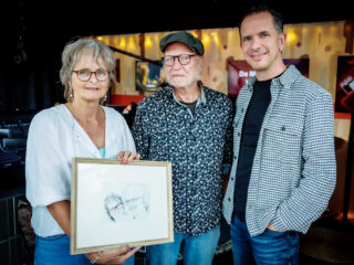 Woudy wenst getekend portret van overleden moeder: ‘Ik schiet er beetje van vol’