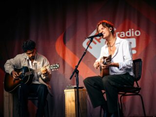 MICHA verrast Ilona met privéconcert: 'Luisterde het veel tijdens chemo'