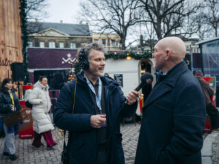 De NPO Radio 2 Top 2000 Stembus staat een dagje op de kerstmarkt in Den Haag