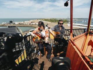 Zonder hoogtevrees doet Kensington Livin' For vanaf de vuurtoren op Concert at SEA