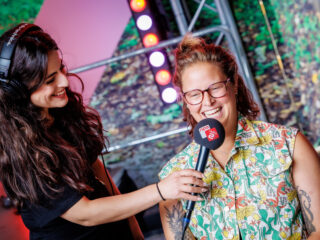 Nichtjes Sanne en Marit krijgen make-over tijdens NPO Radio 2 Wensweek voor KWF