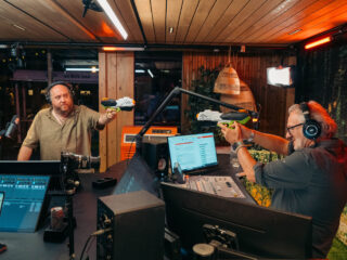 Jeroen en Tim spelen iconische filmscènes na tijdens de Wensweek voor KWF