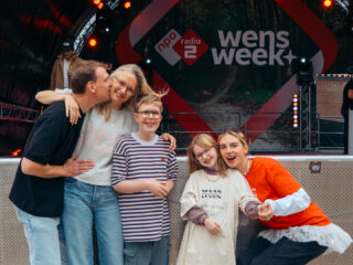 Lina (8) wordt verrast met optreden Maan: 'Echt heel cool'