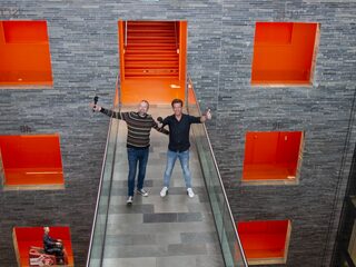 Bekijk nu: exclusief kijkje achter de schermen bij de opbouw van het Top 2000 Café!