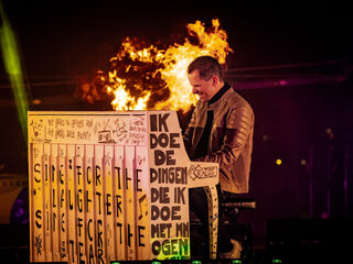 Deze nummers hoorde je tijdens de spectaculaire Top 2000-opening door Bart Arens