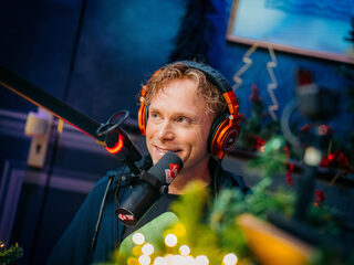 Het magische Top 2000-shirt van nieuwslezer Matijn Nijhuis