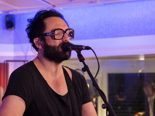 Blaudzun opent ogen met live uitvoering van WIDE OPEN