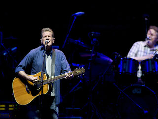 Glenn Frey staat centraal in legendarisch Eagles-optreden uit 1977