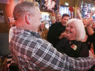 Rick vraagt Liesbeth ten huwelijk in het NPO Radio 2 Top 2000 Café