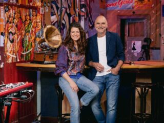 Merel Westrik en Leo Blokhuis presenteren De Grote Top 2000 Quiz