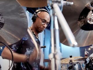 Omar Hakim drumt op vele klassiekers: van China Girl tot Money For Nothing