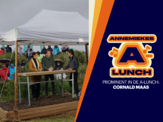 Cornald Maas doet verslag vanaf een regenachtig Oerol