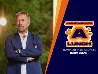 Harm Edens zet zijn beste beentje voor tijdens de Nijmeegse Vierdaagse