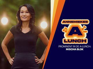 Podcastkoningin Mischa Blok geeft je de nieuwste kerst-luistertips