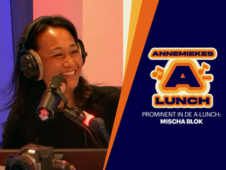 Mischa Blok geeft je de beste podcast luistertips voor in de vakantie