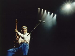 Dire Straits brengen eerbetoon aan muzikale voorbeelden in Walk Of Life
