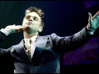 Robbie Williams zingt Feel in tranen voor massapubliek