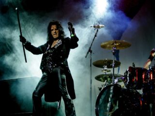 Alice Cooper bewijst veelzijdigheid met complexe Halo Of Flies