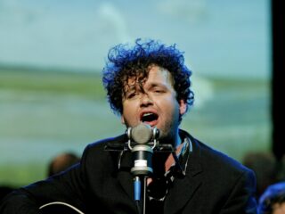 Skik speelt Op Fietse live met rapper Rudeboy op Lowlands in 1999