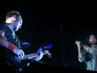 Het glijdende basgeluid van Pearl Jam-bassist Jeff Ament