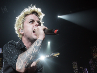 Green Day verrast fans in Londense pub met intiem optreden