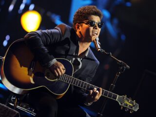 Bruno Mars maakt langverwachte droomdebuut met Just the Way You Are