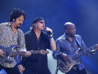 Toto speelt Stop Loving You tijdens 35-jarig jubileum