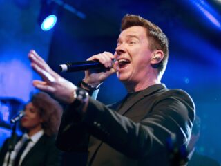Rick Astley brengt nieuwe single uit en kondigt album Are We There Yet? aan