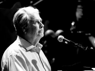 Sting eert overleden Brian Wilson met God Only Knows