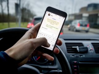 Pechtold over appen achter het stuur: 'Levensgevaarlijk'