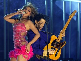 ‘Don’t hate us cause we fabulous’: Prince en Beyoncé openen de Grammys in 2004