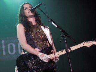 Alanis Morissette speelt krachtige versie Uninvited op chaotische Woodstock '99