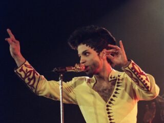 Prince speelt intieme versie Sometimes It Snows In April in 2004