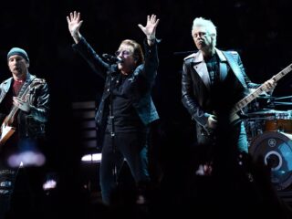 U2 verrast het publiek met een liveoptreden van Seconds