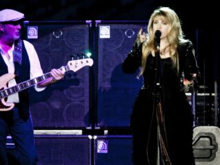 Intense blik van Stevie Nicks jaagt Lindsey Buckingham nog altijd na