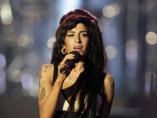 Amy Winehouse bezingt gebroken hart op Tears Dry On Their Own