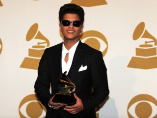 Bruno Mars verrast tijdens de 53ste Grammy Awards met een bijzondere versie van Grenade